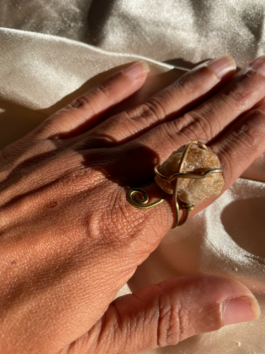 Sortija mineral con espiral de brass envejecido