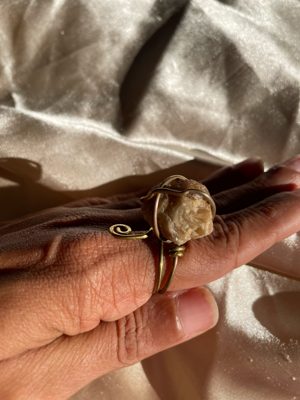 Sortija mineral con espiral de brass envejecido