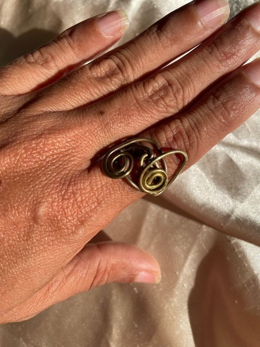 Sortija espiralada en brass envejecido