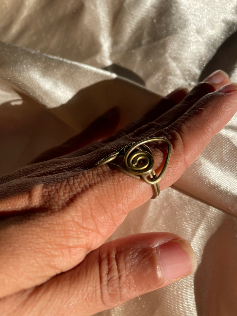 Sortija espiralada en brass envejecido