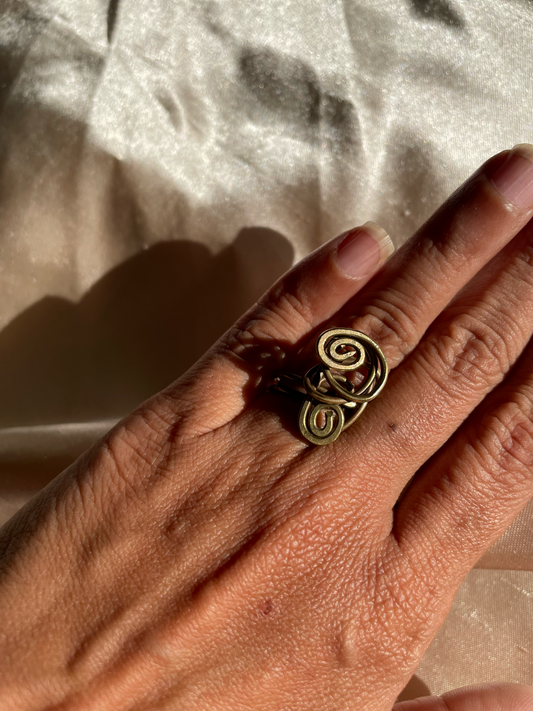 Sortija de espirales gemelas en brass envejecido