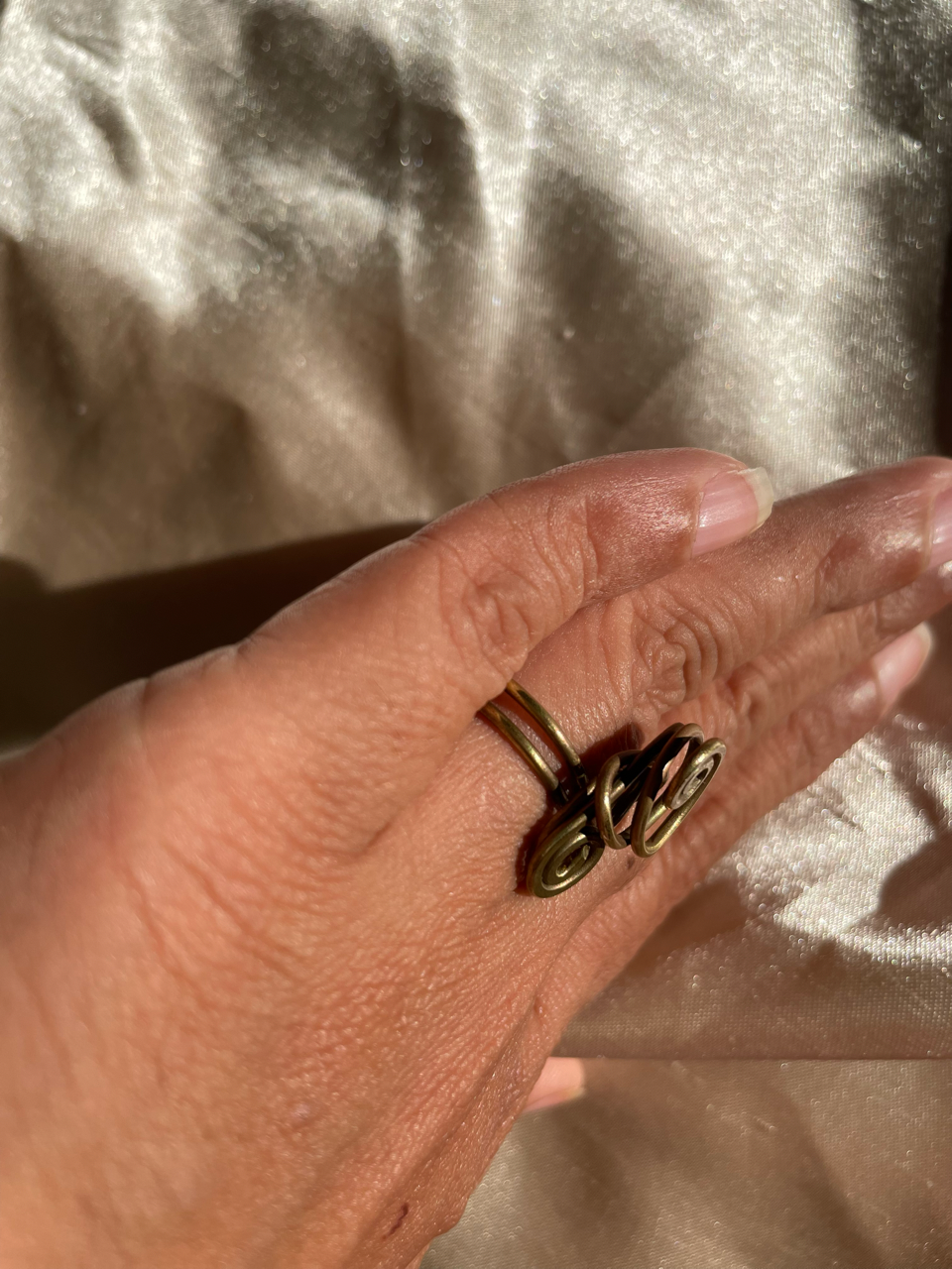 Sortija de espirales gemelas en brass envejecido