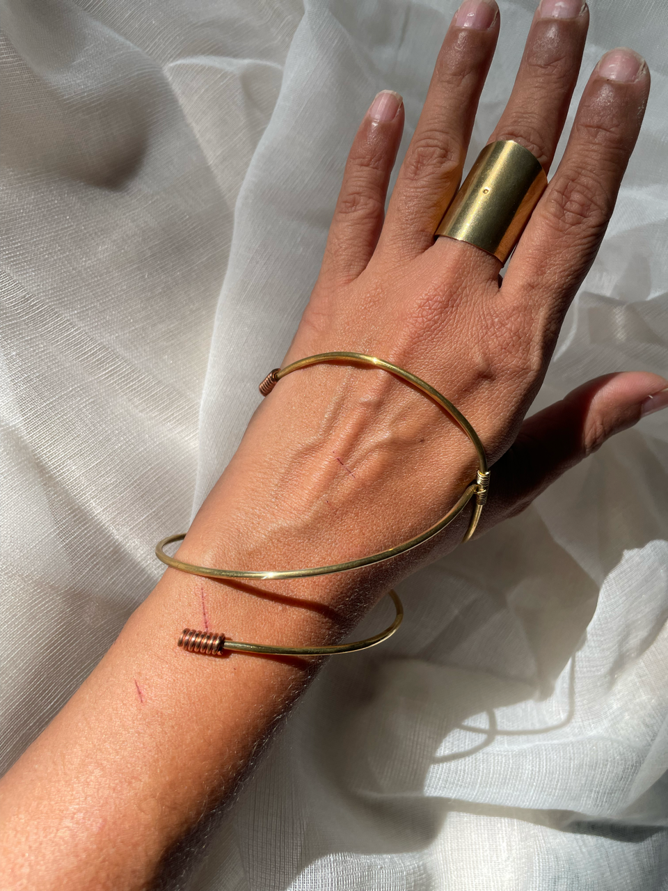 Handcuff de brass