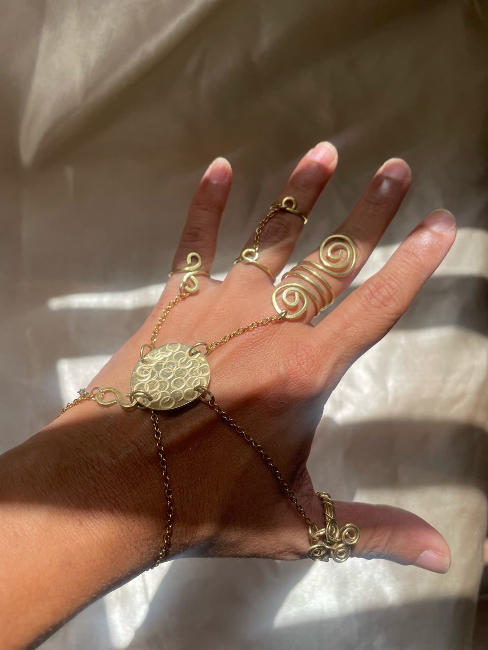 Sortija tribal / ring chain bracelet / Slave bracelet / Multiple ring chain cuff/ hand chain bracelet with rings/Brass rings